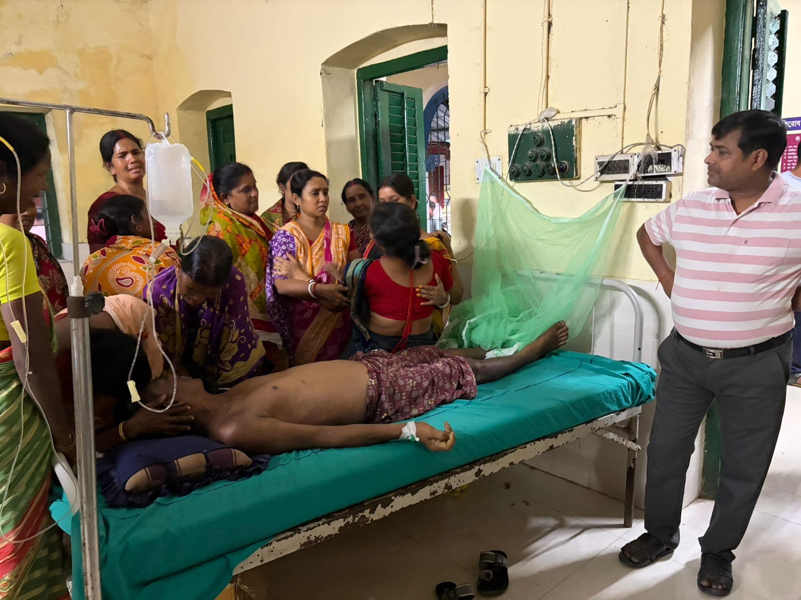 চিকিৎসা না পেয়ে মৃত্যু,ডাক্তার কে ঘিরে বিক্ষোভ আজিমগঞ্জে