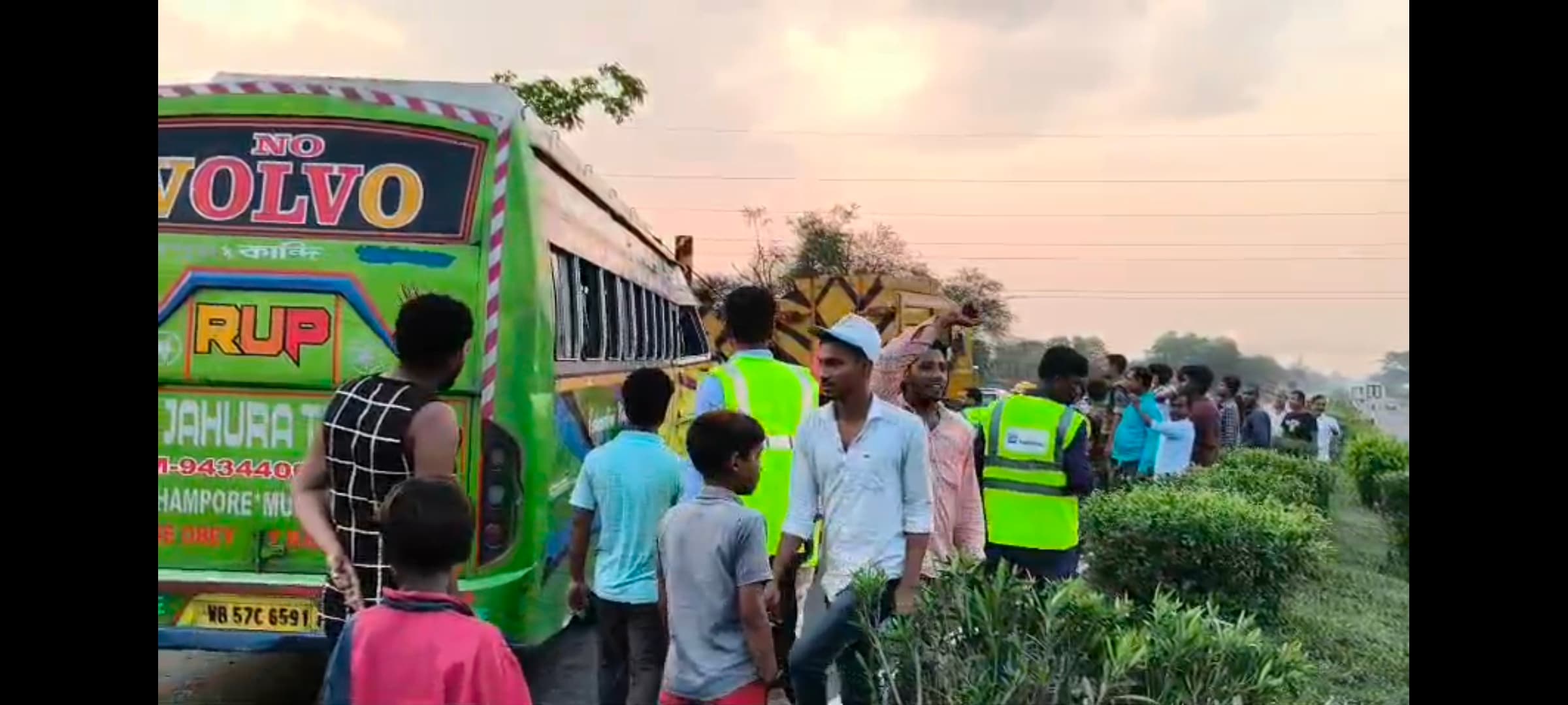 মুর্শিদাবাদে ভয়াবহ পথ দুর্ঘটনা, মুখ্যমন্ত্রীর সভা থেকে ফেরার পথে বাস-লরির সংঘর্ষে আহত ১২